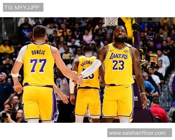 11月15日NBA焦点战开拓者对决湖人全力争胜展现实力 11月15日NBA焦点战开拓者对决湖人全力争胜展现实力